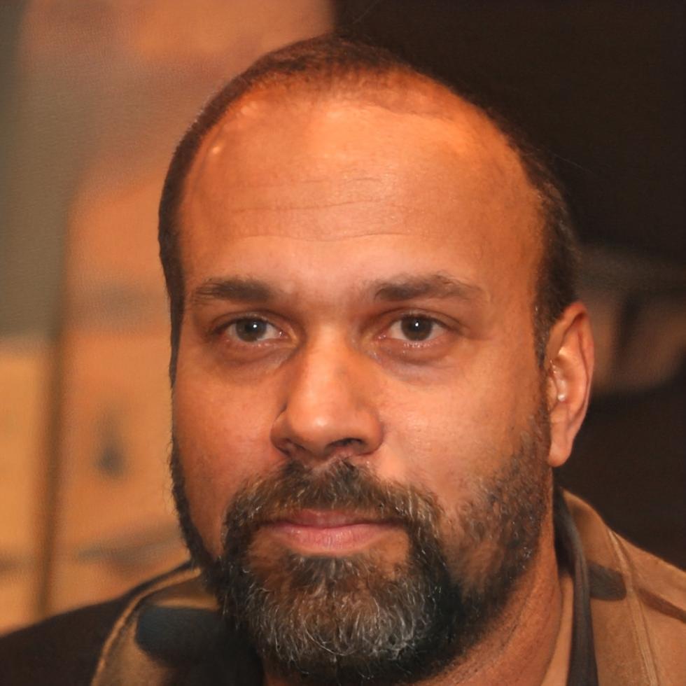 Retrato profesional de Carlos Mendoza, especialista en finanzas
